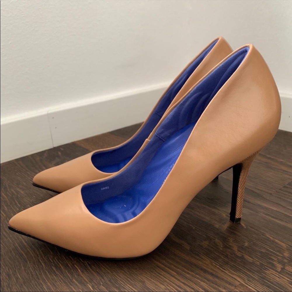 NWT NUDE Antonia Saint Heels 38